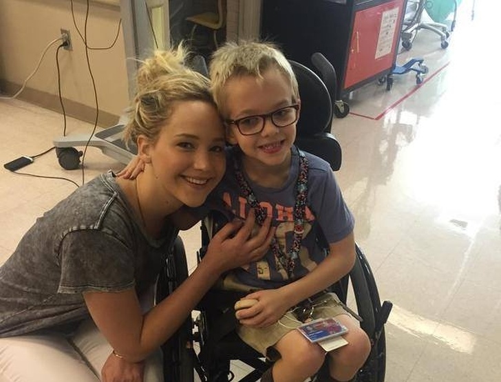 10 Famosos que no hacen obras de caridad solo para salir en las revistas