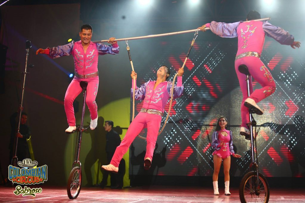 La imagen puede contener: 3 personas, personas sonriendo, texto