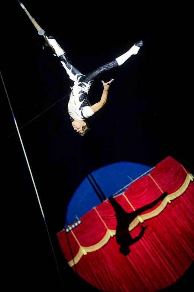 La imagen puede contener: una o varias personas