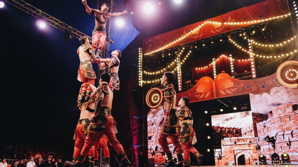 La imagen puede contener: una o varias personas, personas en el escenario y noche