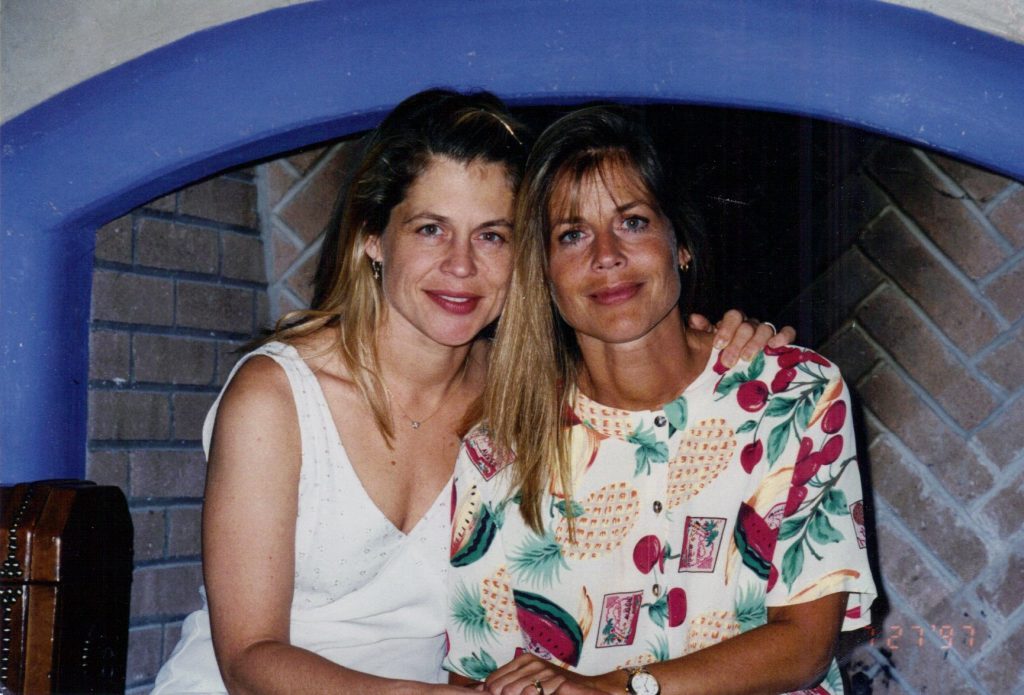 La imagen puede contener: una o varias personas y personas sentadas