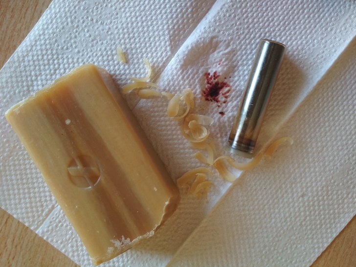 13 Maneras económicas para conseguir que prendas y zapatos estropeados luzcan como nuevos