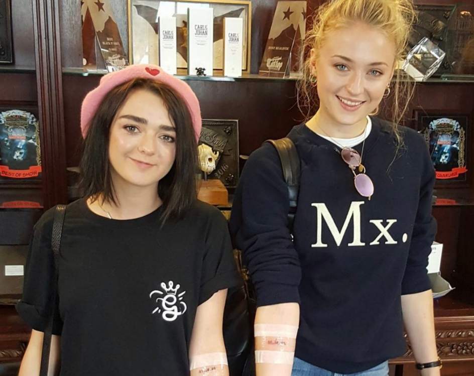 Resultado de imagen de tatuaje sophie turner y maisie williams