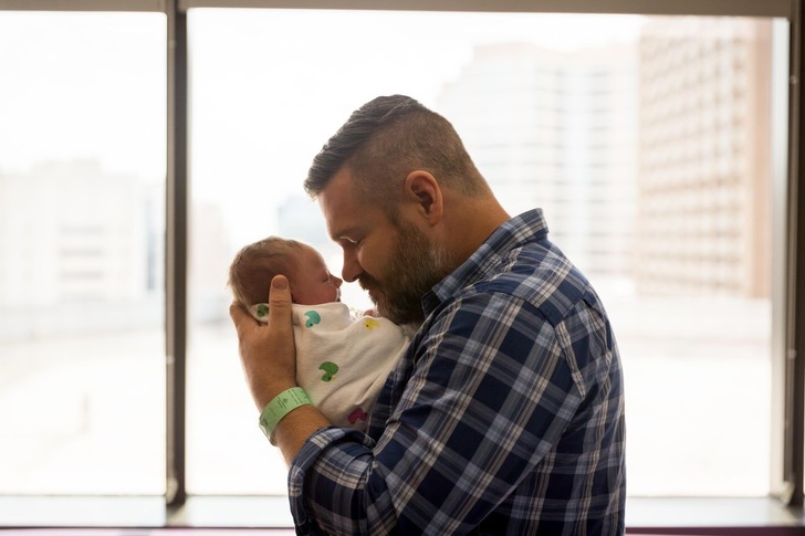 25 Pais que não souberam controlar as emoções ao ver os filhos recém-nascidos