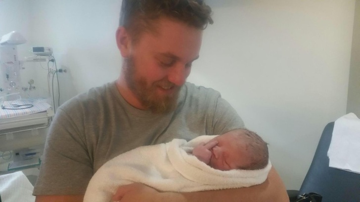 25 Pais que não souberam controlar as emoções ao ver os filhos recém-nascidos
