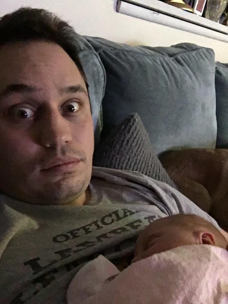 25 Pais que não souberam controlar as emoções ao ver os filhos recém-nascidos