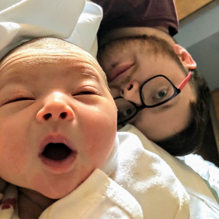 25 Pais que não souberam controlar as emoções ao ver os filhos recém-nascidos