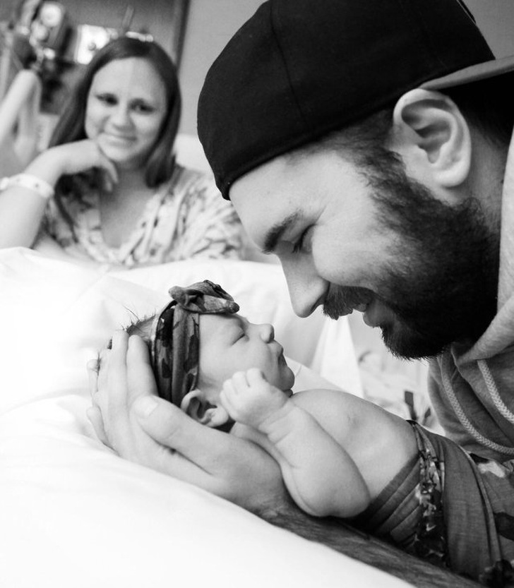 25 Pais que não souberam controlar as emoções ao ver os filhos recém-nascidos