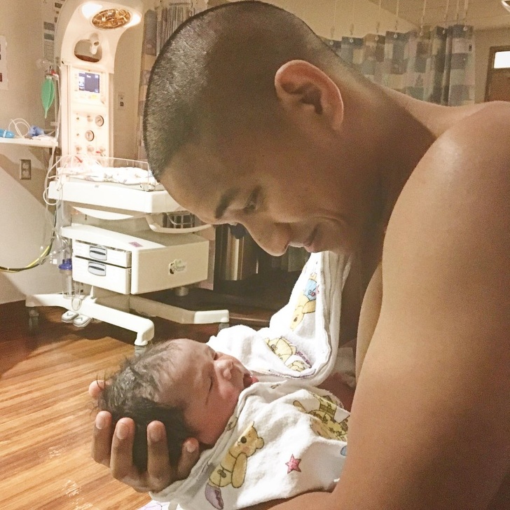 25 Pais que não souberam controlar as emoções ao ver os filhos recém-nascidos
