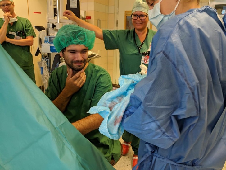 25 Pais que não souberam controlar as emoções ao ver os filhos recém-nascidos