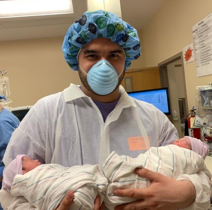 25 Pais que não souberam controlar as emoções ao ver os filhos recém-nascidos