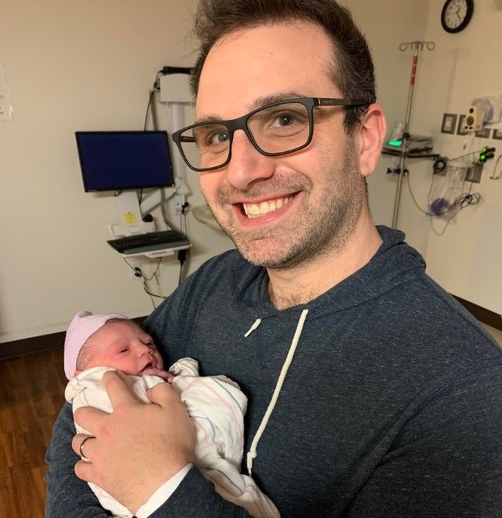 25 Pais que não souberam controlar as emoções ao ver os filhos recém-nascidos