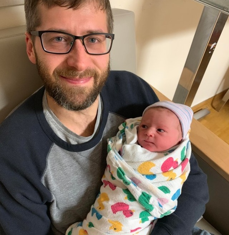 25 Pais que não souberam controlar as emoções ao ver os filhos recém-nascidos