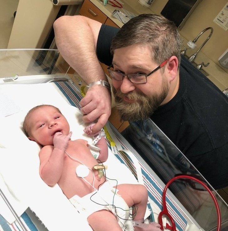 25 Pais que não souberam controlar as emoções ao ver os filhos recém-nascidos