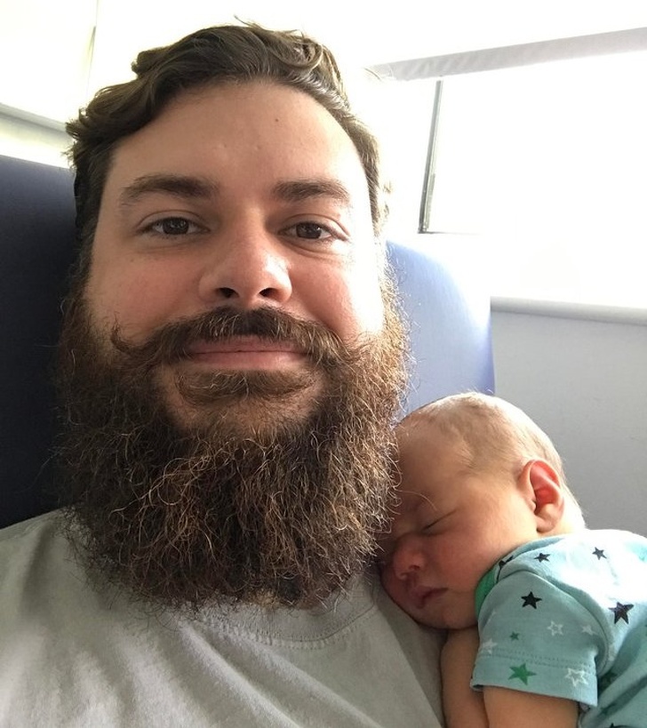 25 Pais que não souberam controlar as emoções ao ver os filhos recém-nascidos