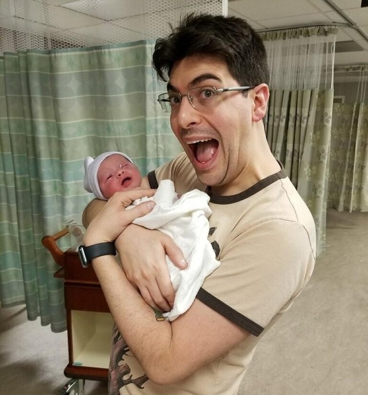 25 Pais que não souberam controlar as emoções ao ver os filhos recém-nascidos