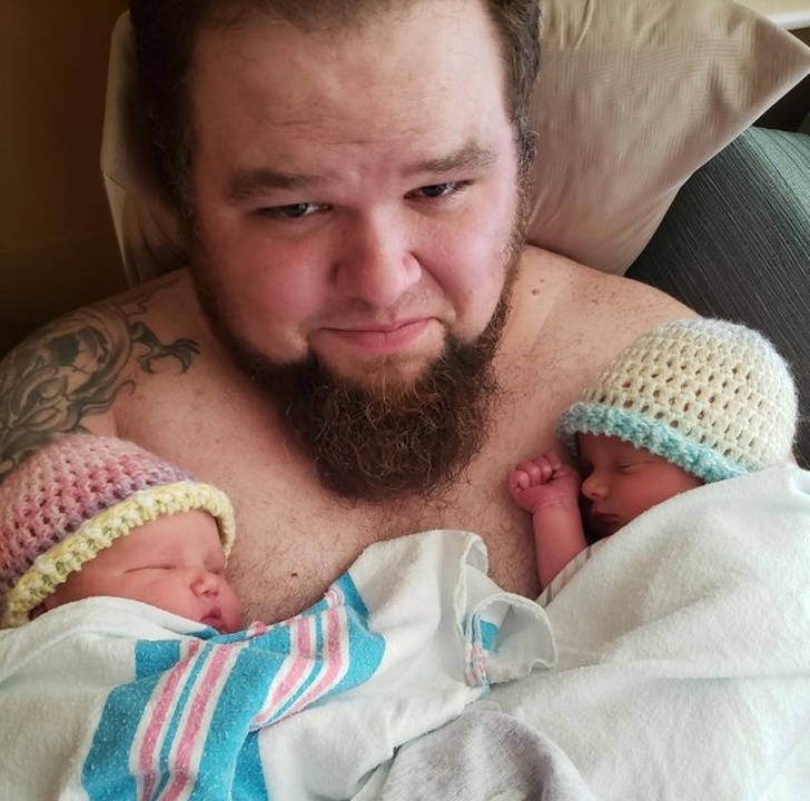 25 Pais que não souberam controlar as emoções ao ver os filhos recém-nascidos