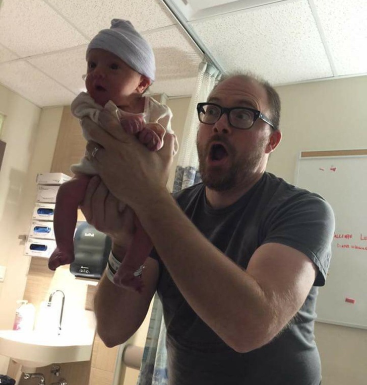 25 Pais que não souberam controlar as emoções ao ver os filhos recém-nascidos