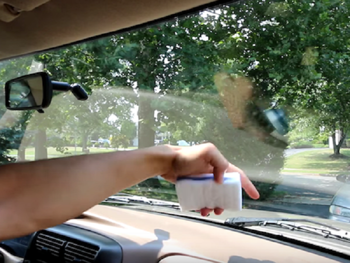 Мытье лобового стекла. Мойка стекол автомобиля изнутри. Помыть лобовое стекло. Обезжириватель лобового стекла. Мойка автомобильного стекла изнутри.