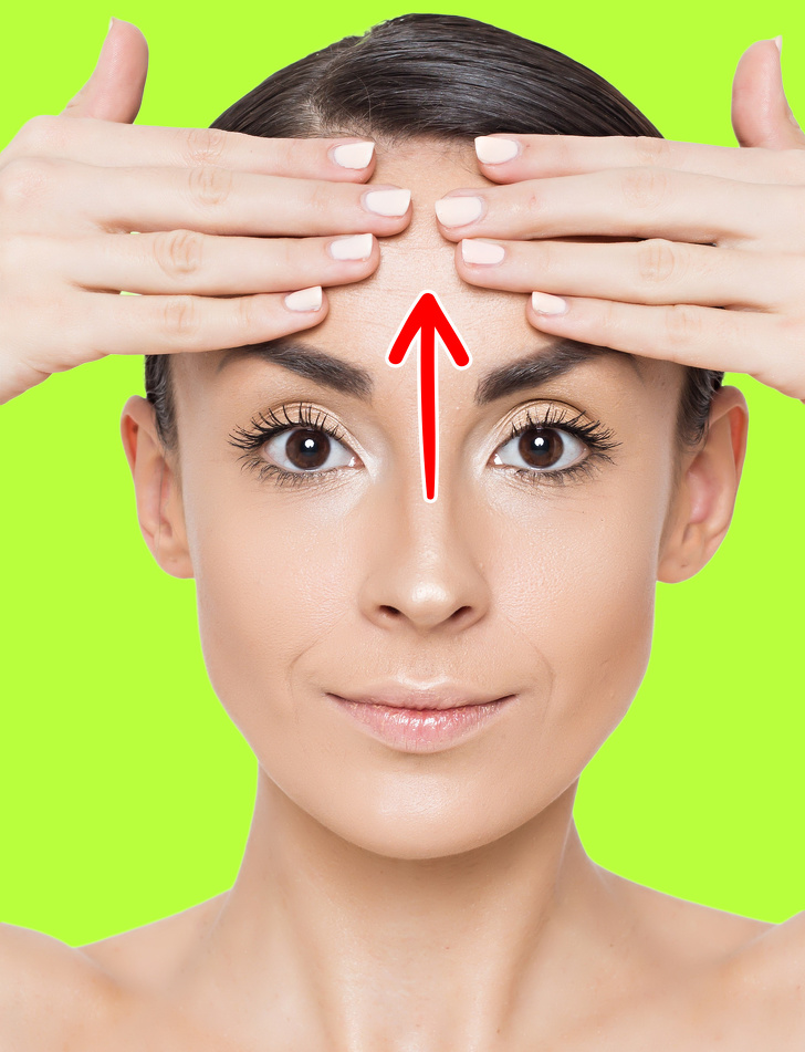 7 Ejercicios antiarrugas que pueden quitarle años a tu rostro