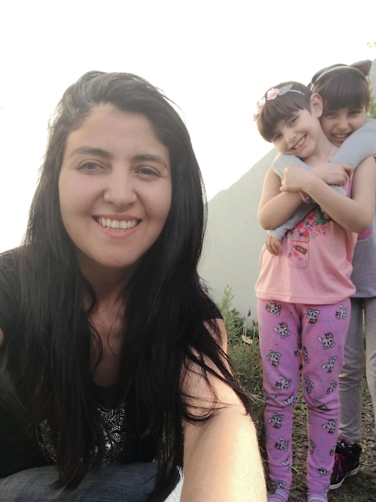 Junto a sus hijas
