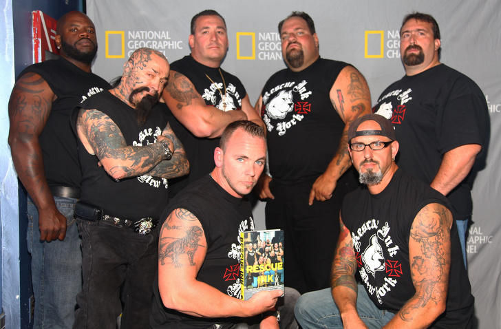 Una “banda” de moteros irrumpe en peleas de perros y les quita los animales a dueños crueles