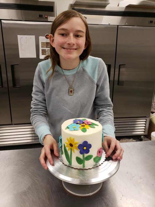 Blind Girl Decorates Cakes, Cupcakes And Cookies, And She Is Amazingly ...