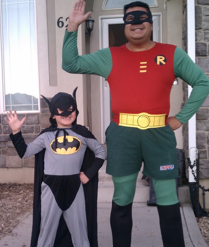 Un hijo le pidió a su papá que no saliera a despedirse de él al autobús escolar y lo lamentó durante todo el año