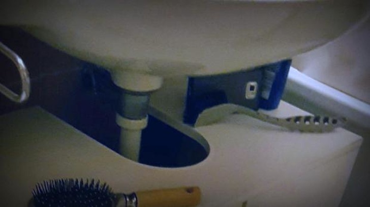 Cómo detectar rápidamente una cámara oculta en un alojamiento alquilado de Airbnb