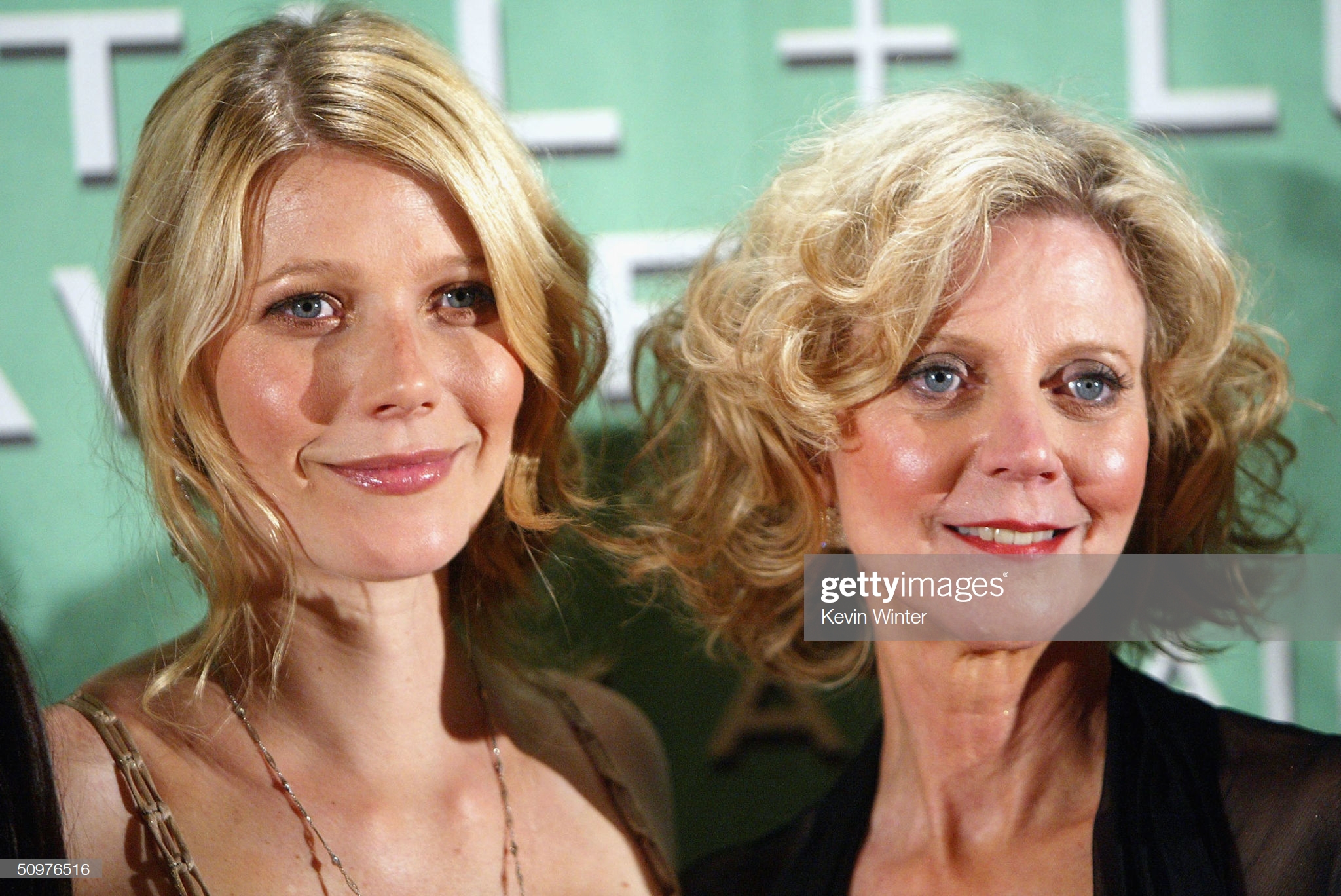 2004 Crystal and Lucy Awards - "A Family Affair: Women in Film Celebrates The Paltrow Family" - Arrivals : Nieuwsfoto