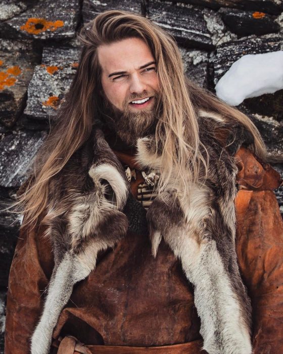 hombre rubio de pelo largo