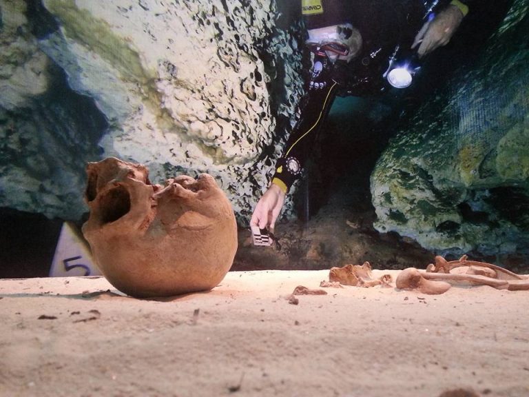 La imagen puede contener: una o varias personas y exterior