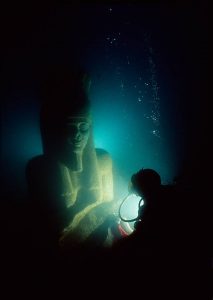 La imagen puede contener: una o varias personas y noche