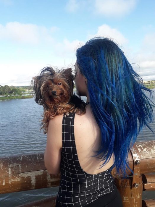 mujer cargando a perro