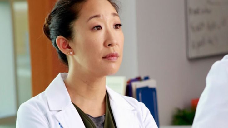 Cristina Yang melancólica a mitad del pasillo de urgencias de un hospital, escena de la serie grey