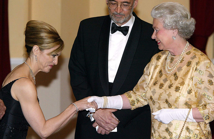 14 Historias sobre el encuentro de algunos famosos con la reina Isabel II (Casi todos rompieron la etiqueta)