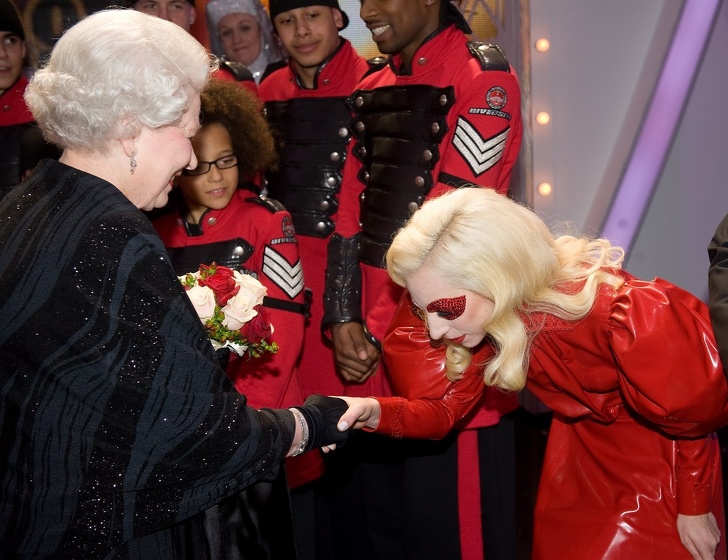 14 Historias sobre el encuentro de algunos famosos con la reina Isabel II (Casi todos rompieron la etiqueta)