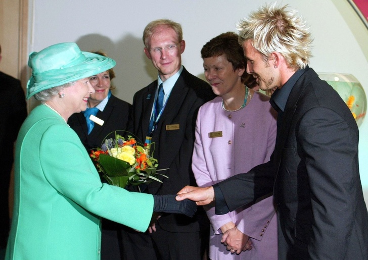 14 Historias sobre el encuentro de algunos famosos con la reina Isabel II (Casi todos rompieron la etiqueta)