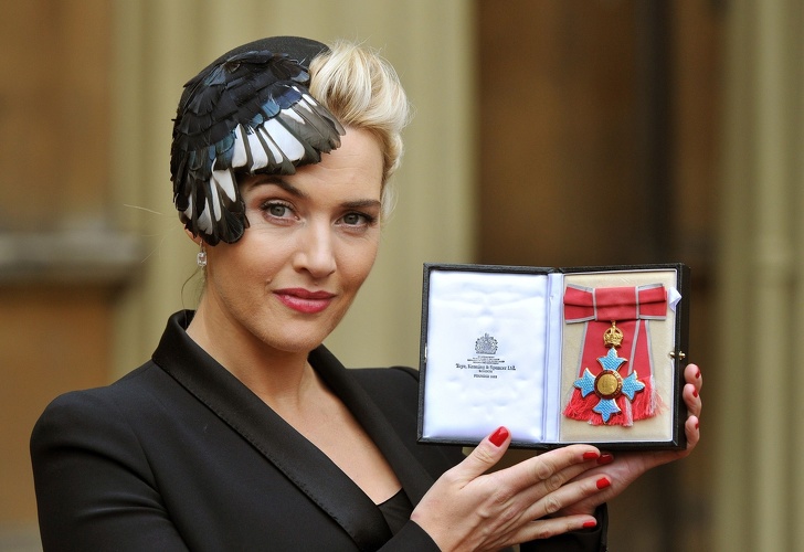 14 Historias sobre el encuentro de algunos famosos con la reina Isabel II (Casi todos rompieron la etiqueta)