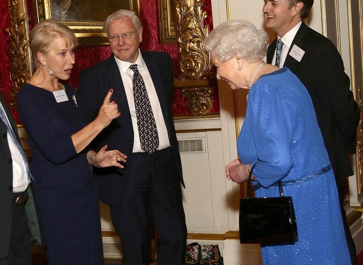 14 Historias sobre el encuentro de algunos famosos con la reina Isabel II (Casi todos rompieron la etiqueta)