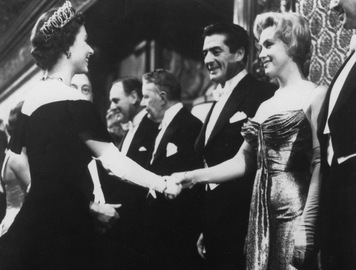14 Historias sobre el encuentro de algunos famosos con la reina Isabel II (Casi todos rompieron la etiqueta)