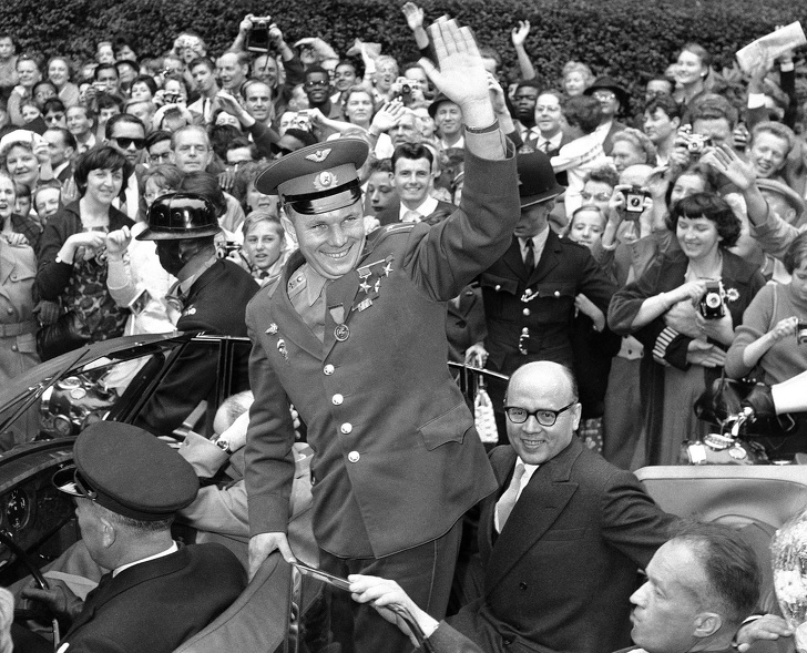 14 Historias sobre el encuentro de algunos famosos con la reina Isabel II (Casi todos rompieron la etiqueta)