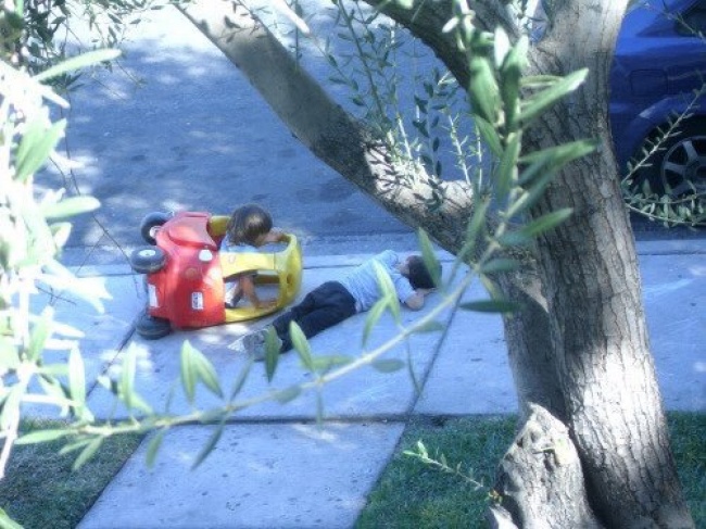 25 Mostras de que não há força mais destruidora do que uma criança que fica sozinha