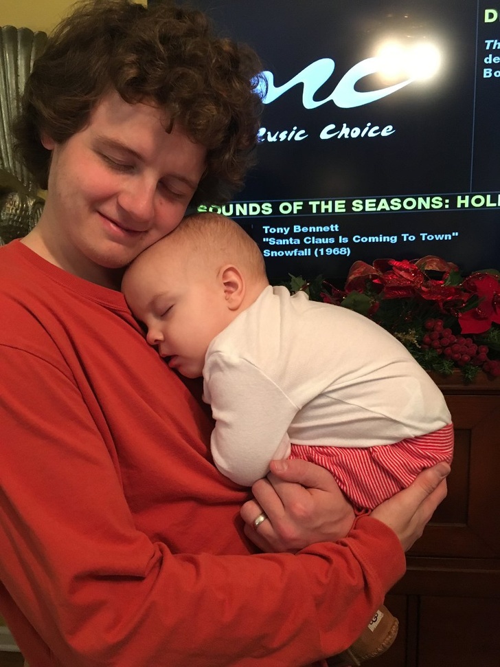 20 Fotos de pais que provam ser capazes de fazer qualquer coisa pelos filhos (até virar travesseiro)