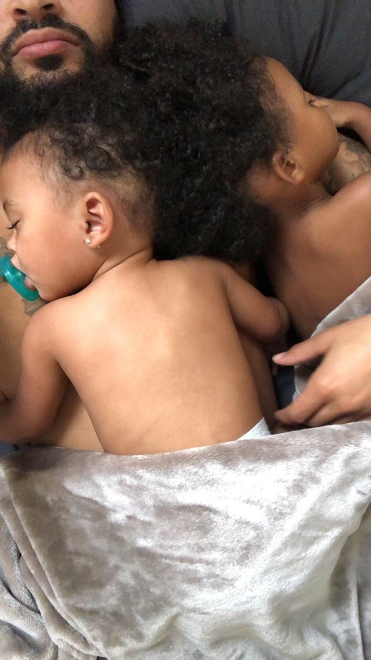 20 Fotos de pais que provam ser capazes de fazer qualquer coisa pelos filhos (até virar travesseiro)