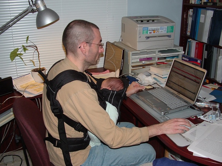 20 Fotos de pais que provam ser capazes de fazer qualquer coisa pelos filhos (até virar travesseiro)