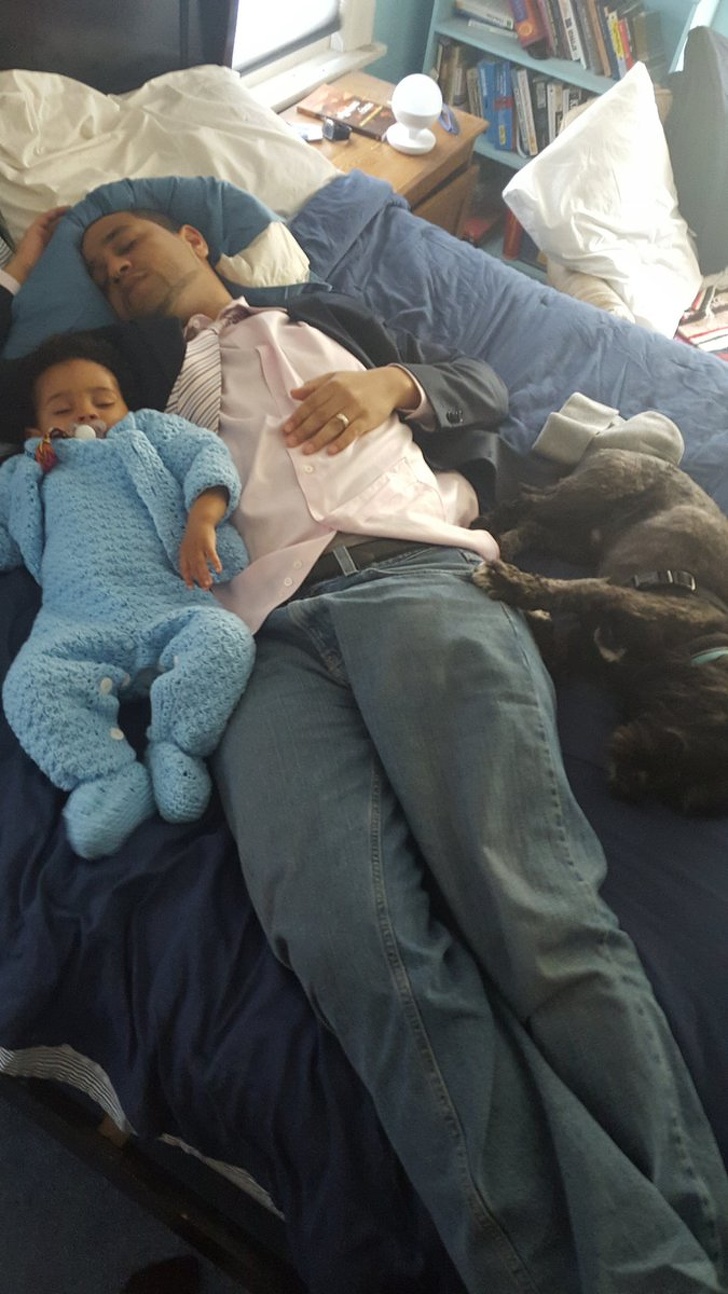 20 Fotos de pais que provam ser capazes de fazer qualquer coisa pelos filhos (até virar travesseiro)