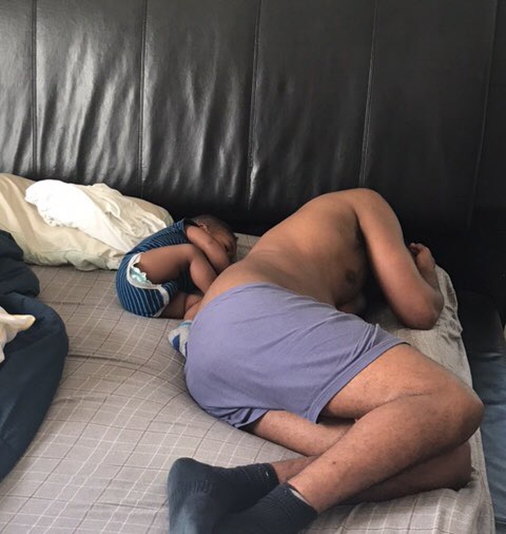 20 Fotos de pais que provam ser capazes de fazer qualquer coisa pelos filhos (até virar travesseiro)