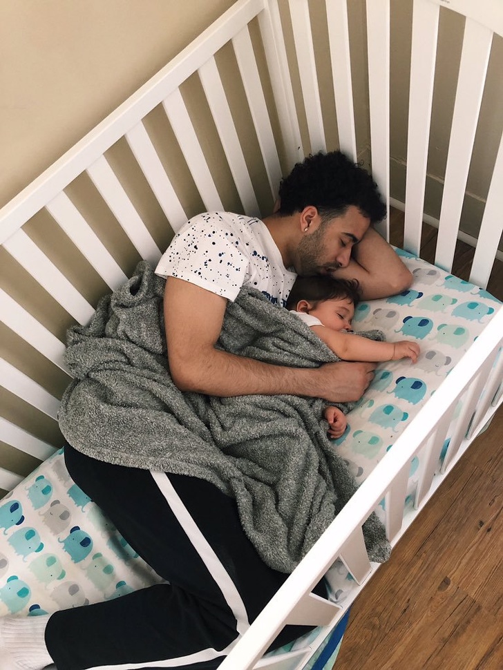 20 Fotos de pais que provam ser capazes de fazer qualquer coisa pelos filhos (até virar travesseiro)