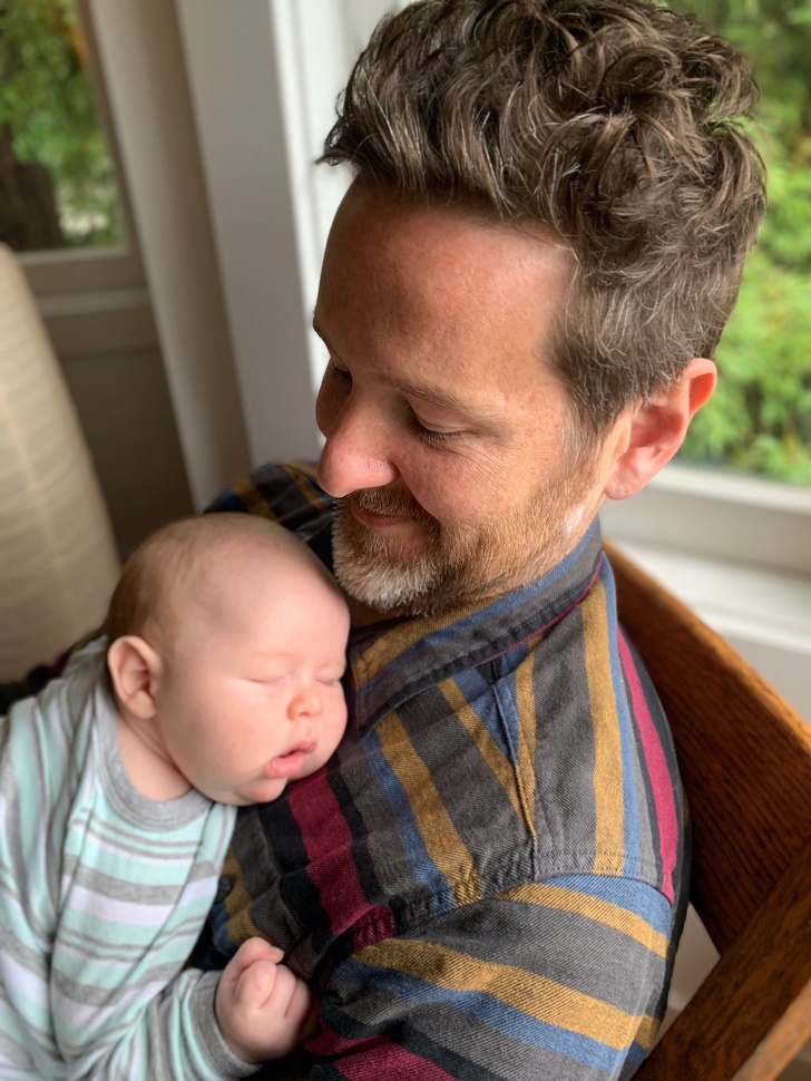 20 Fotos de pais que provam ser capazes de fazer qualquer coisa pelos filhos (até virar travesseiro)